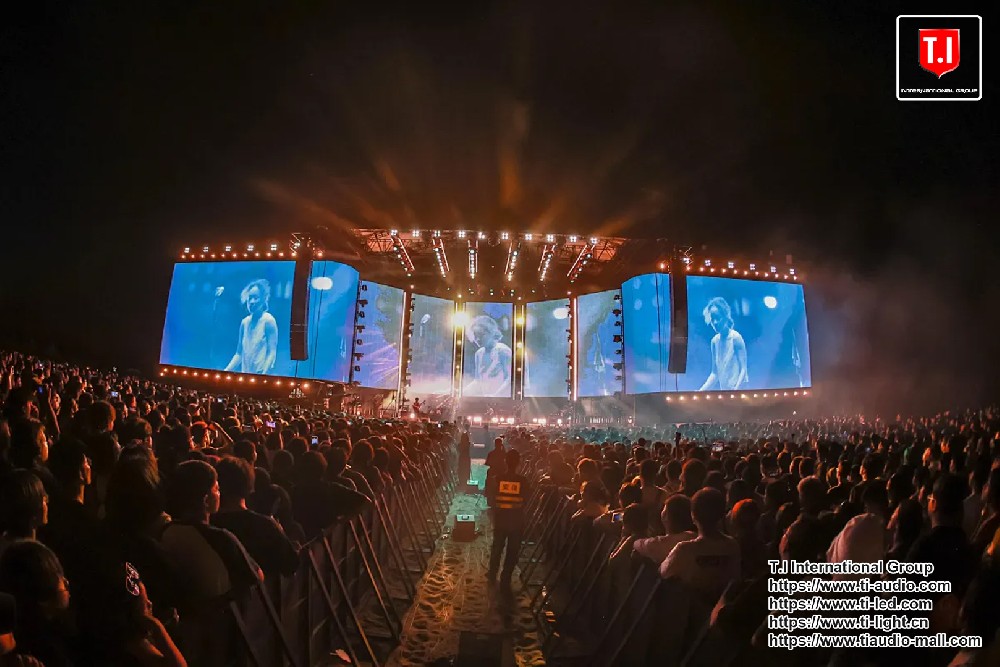 Zoom in on stage details with clear image quality, ensuring every beam of light conveys its infectious power
