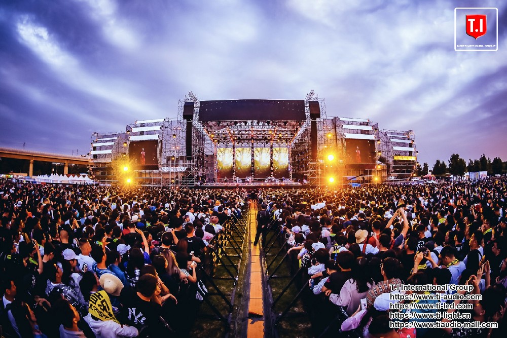 The LED giant screen system defines the ultimate dimension of the stage